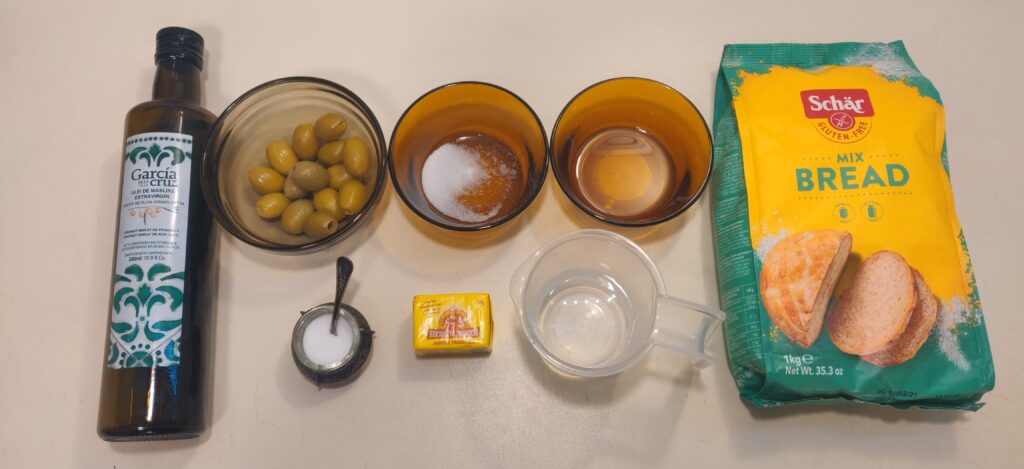 Cateva ingrediente simple pregătite pentru o rețetă de chifle fara gluten cu masline